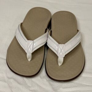Brand New Vionic Tide II Toe Post Women’s Orthotic Sandal Size 6 - White Leather